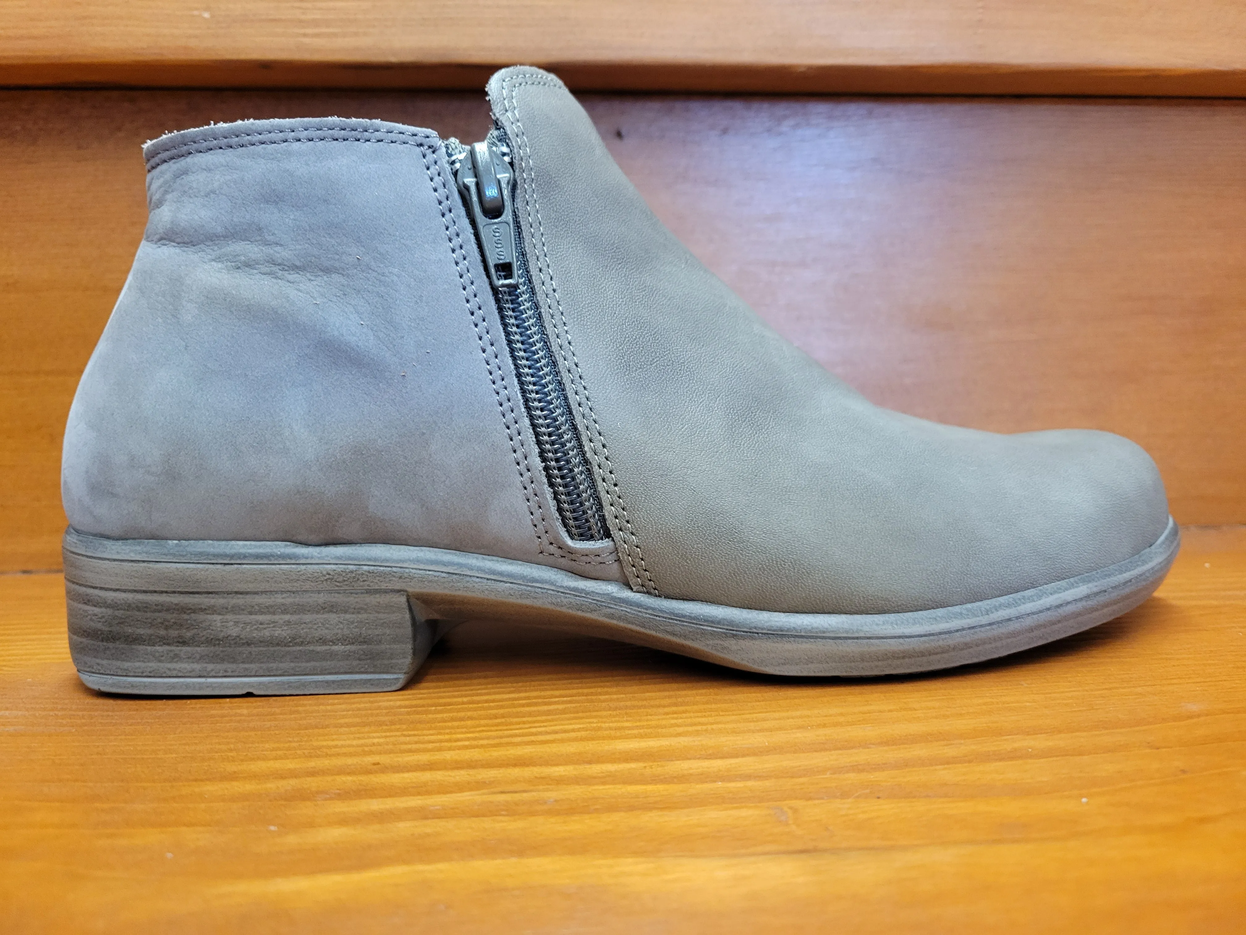 City Wear Protective Footwear Naot Helm Foggy grey leather/smoke gray Nubuck 26030-NQI