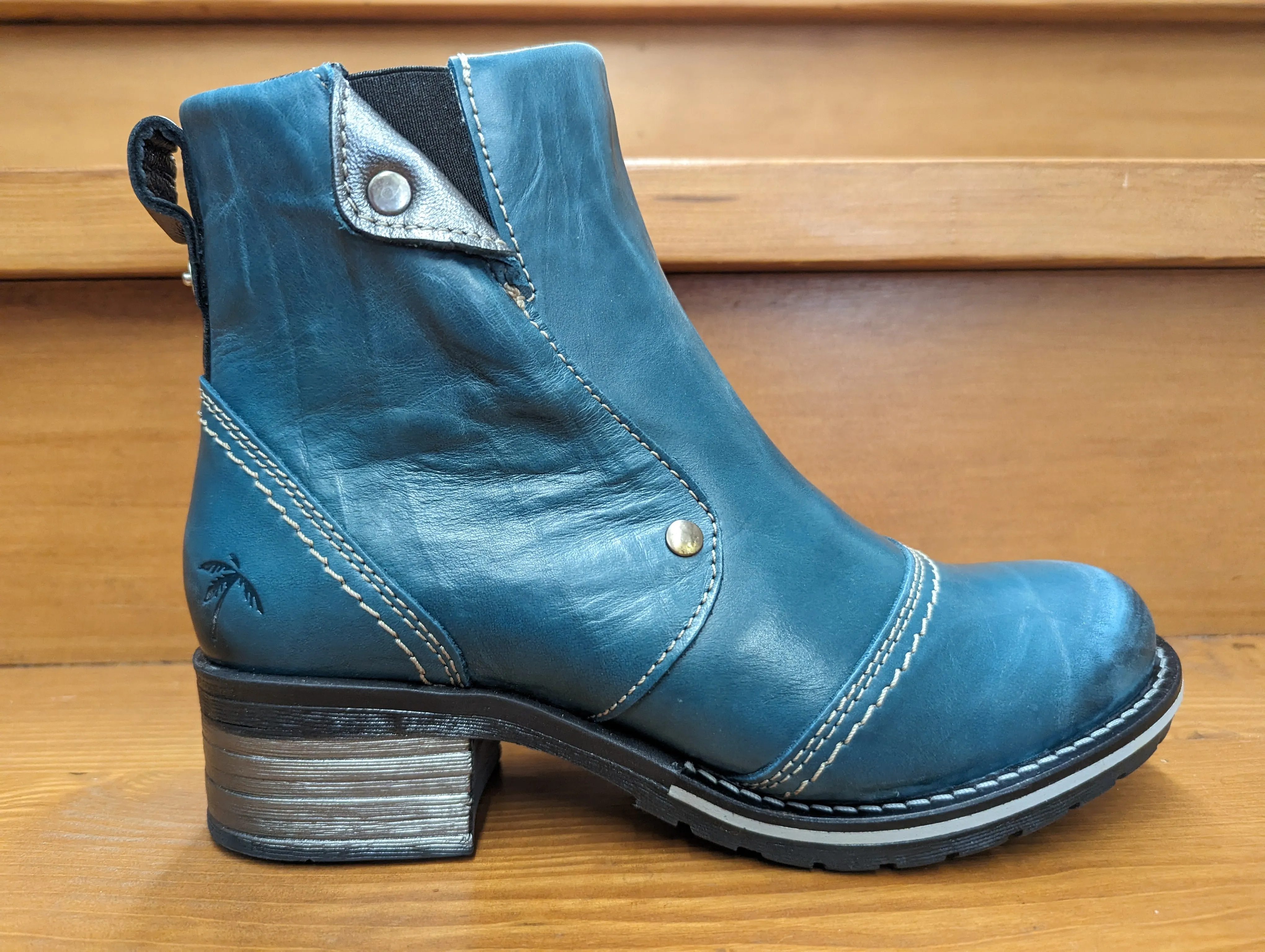 Dromedaris Kassia Leather Boot Teal Travel Outfit