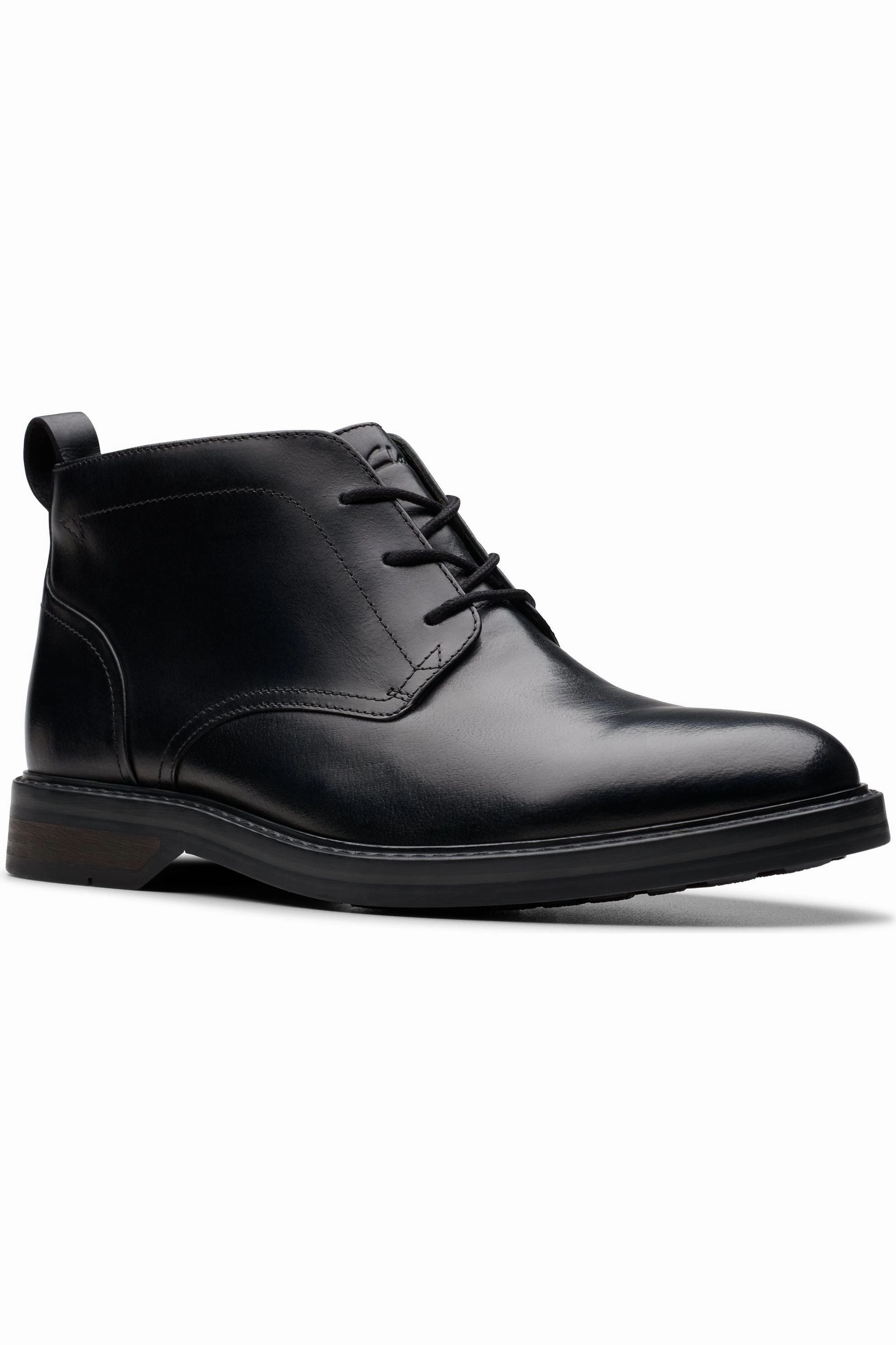 Clarks Aldwin Chukka boot in Black Leather Family Fit Transitional Style
