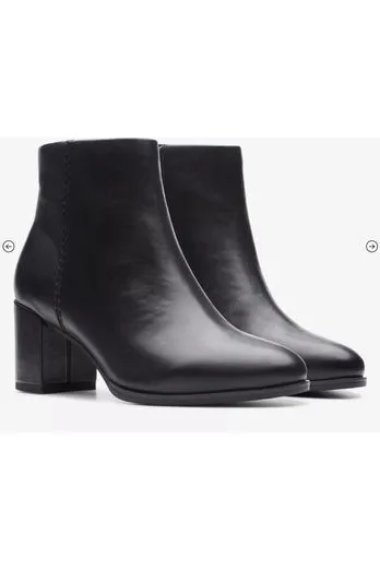 Clarks Freva55 Zip in black leather Slip-On Style