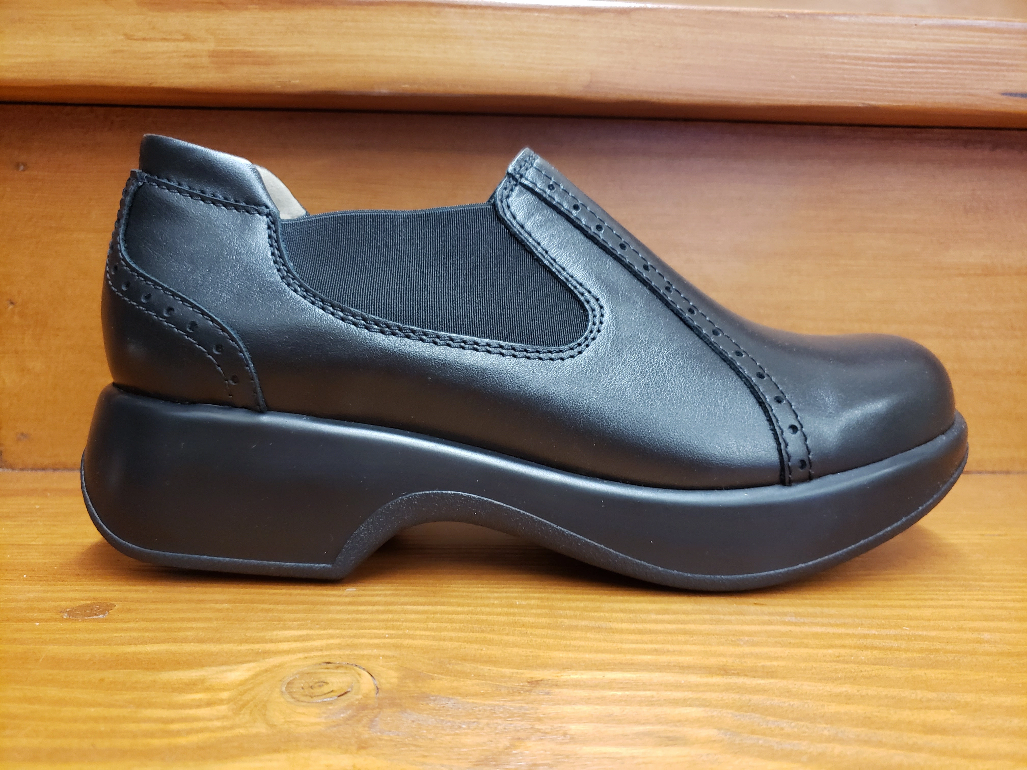 evening walk night stroll Dromedaris Falcon black