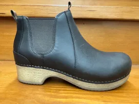 Sturdy Build ErgonomicDesign Dansko Becka Brown Oiled