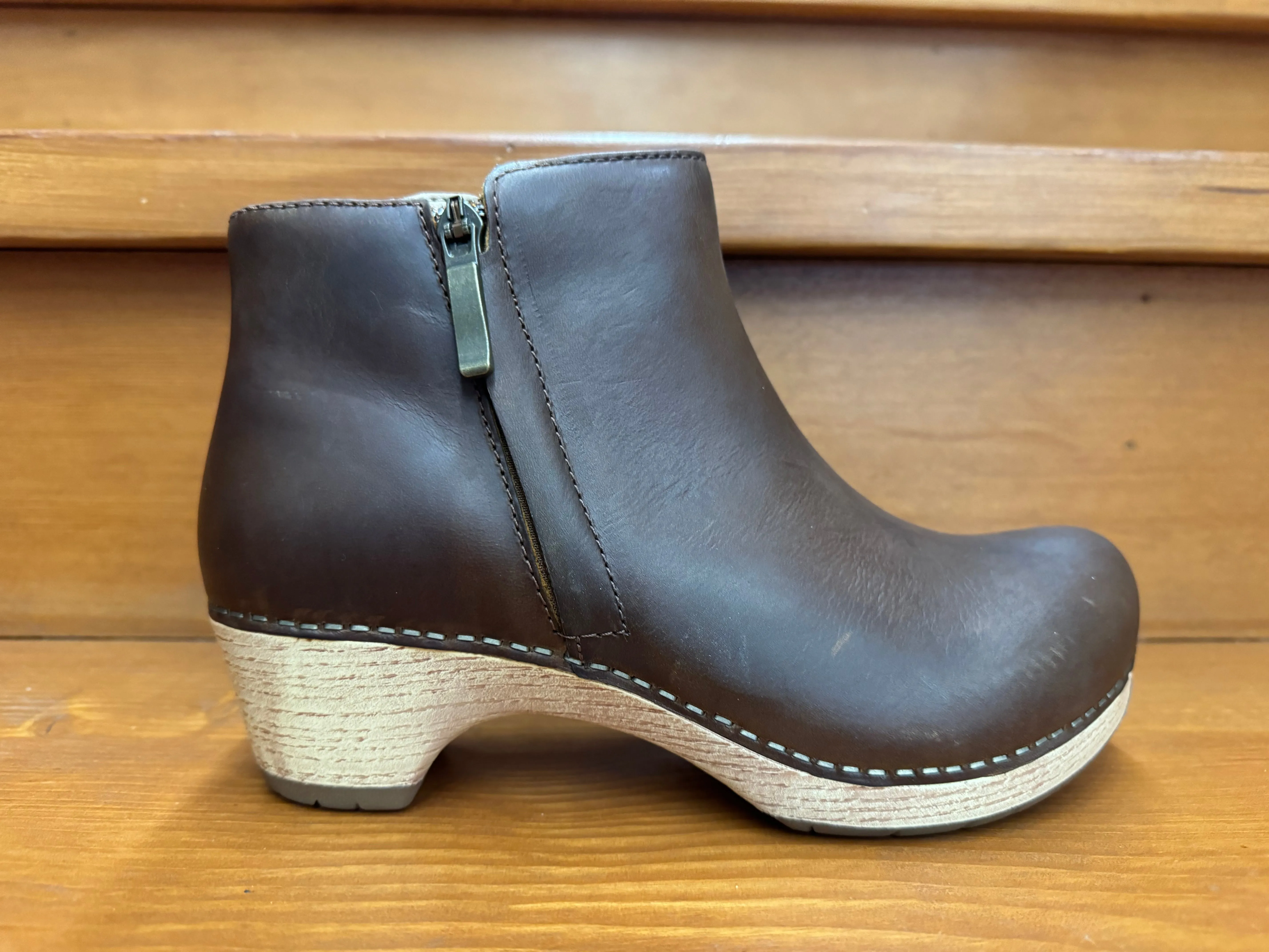 Mountain use Pull-on style Dansko Lizanne Tan Oiled