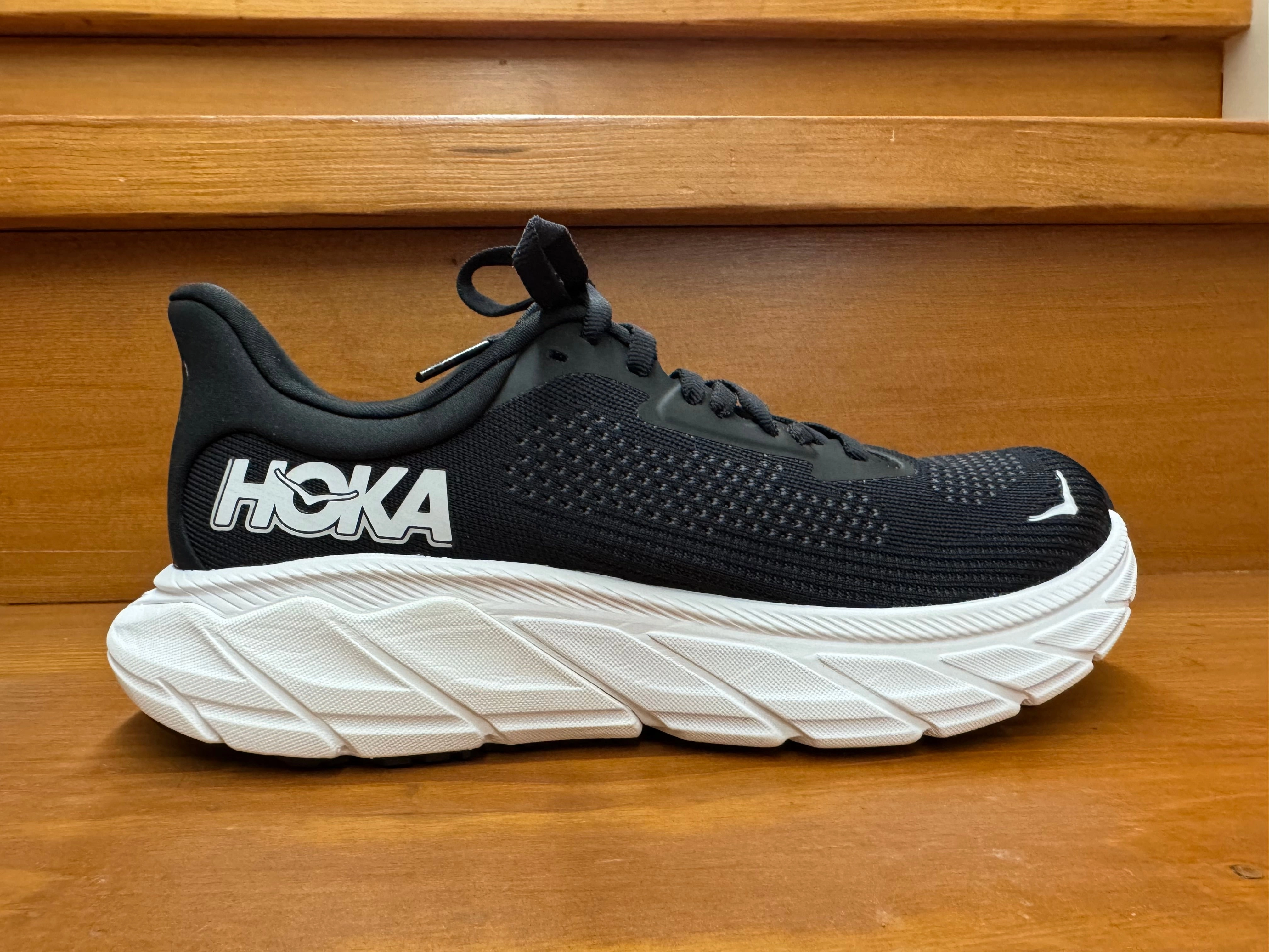 running on uneven ground Hoka Arahi 7 Black/White 1147851-BWHT & 1147890-BWHT