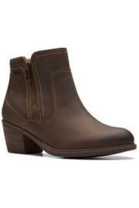 Trendy Warm Core Clarks Boots Neva Zip in Taupe Leather