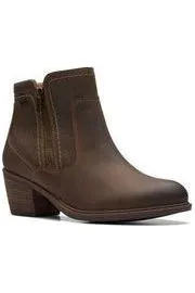Versatile Performance Classic Fit Clarks Boots Neva Zip in Taupe Leather