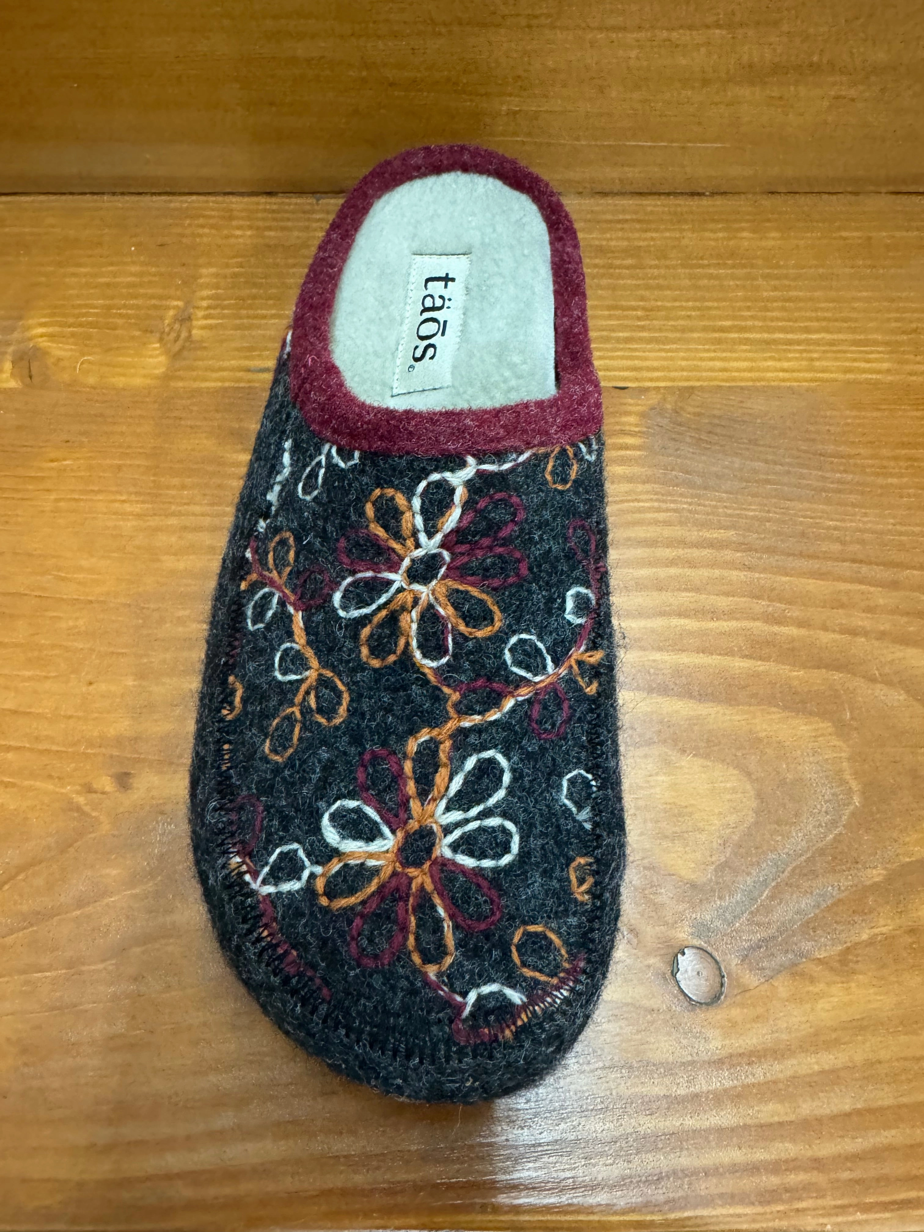 Taos Woolflower Charcoal Trendy Wear Vine Step