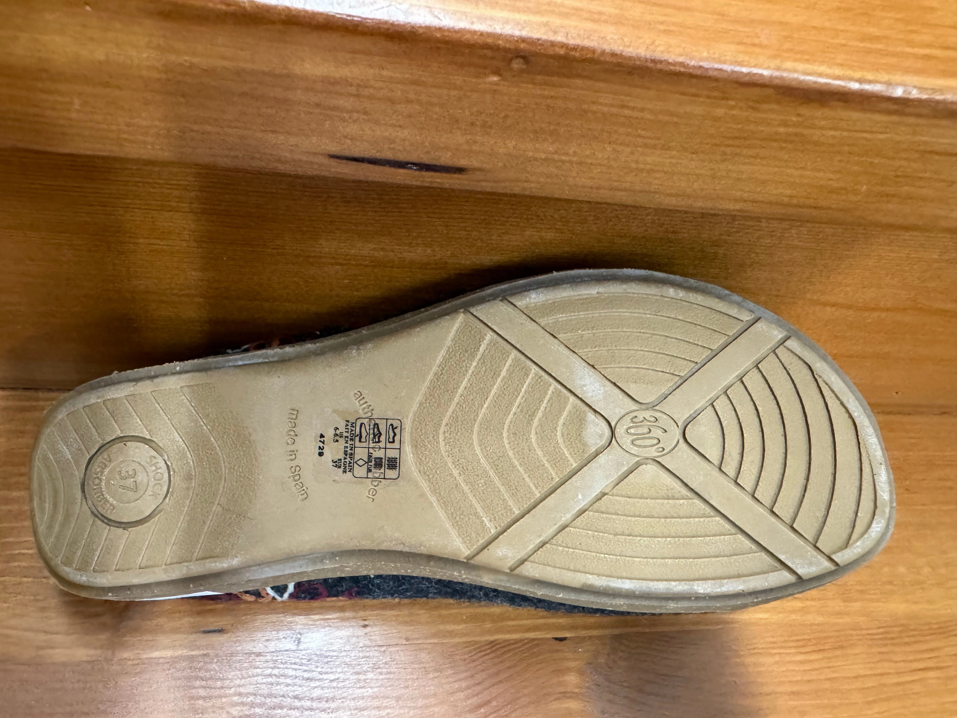 Taos Woolflower Charcoal Smooth Steps