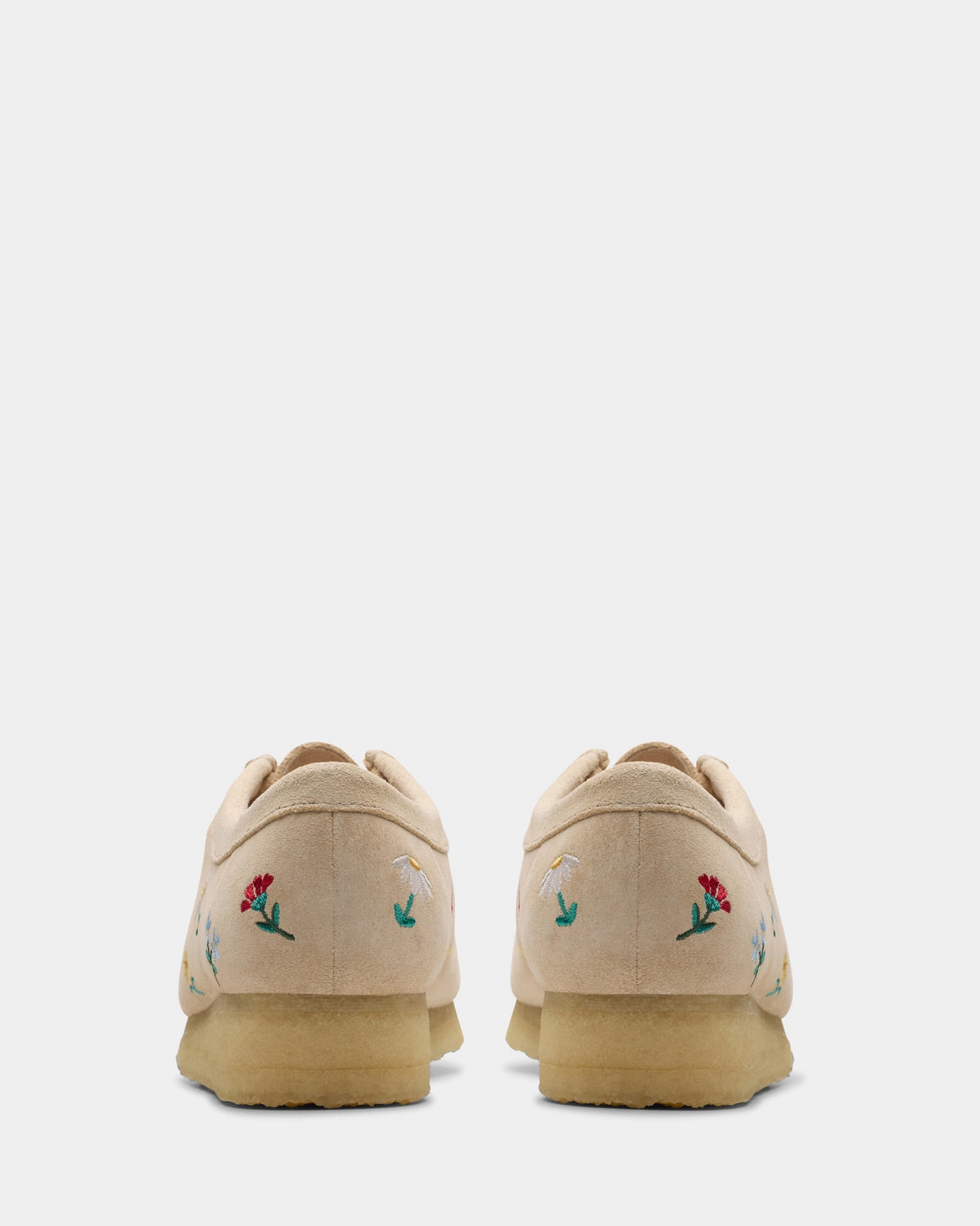 Wallabee. (w) Taupe Emboss Outdoor Walk Lake Side