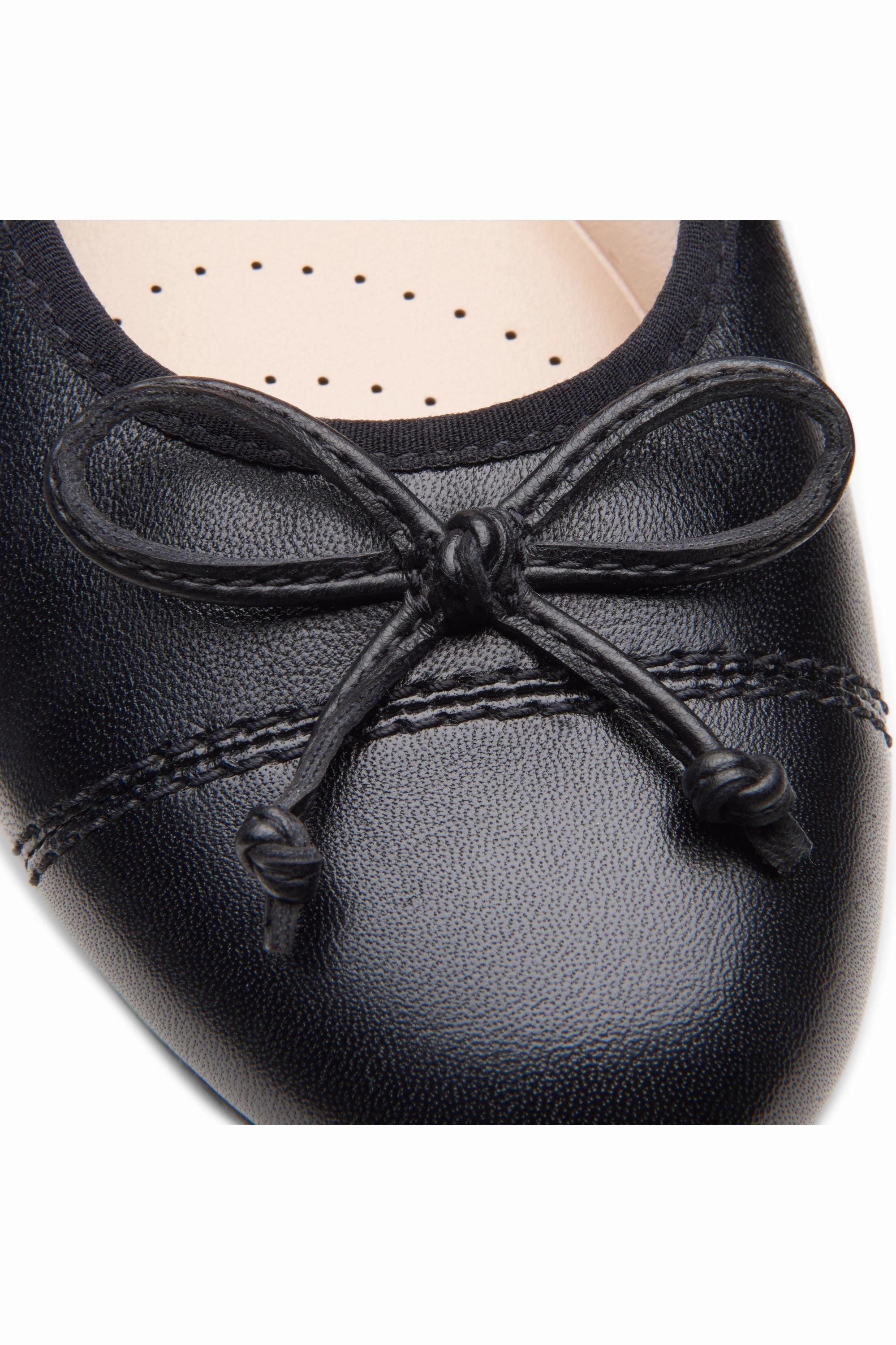 Roll Hike Wrinkle Resistant Clarks Loreleigh Rae in black leather