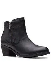 Clarks Boots Neva Zip in Black Leather Middle-Aged Man