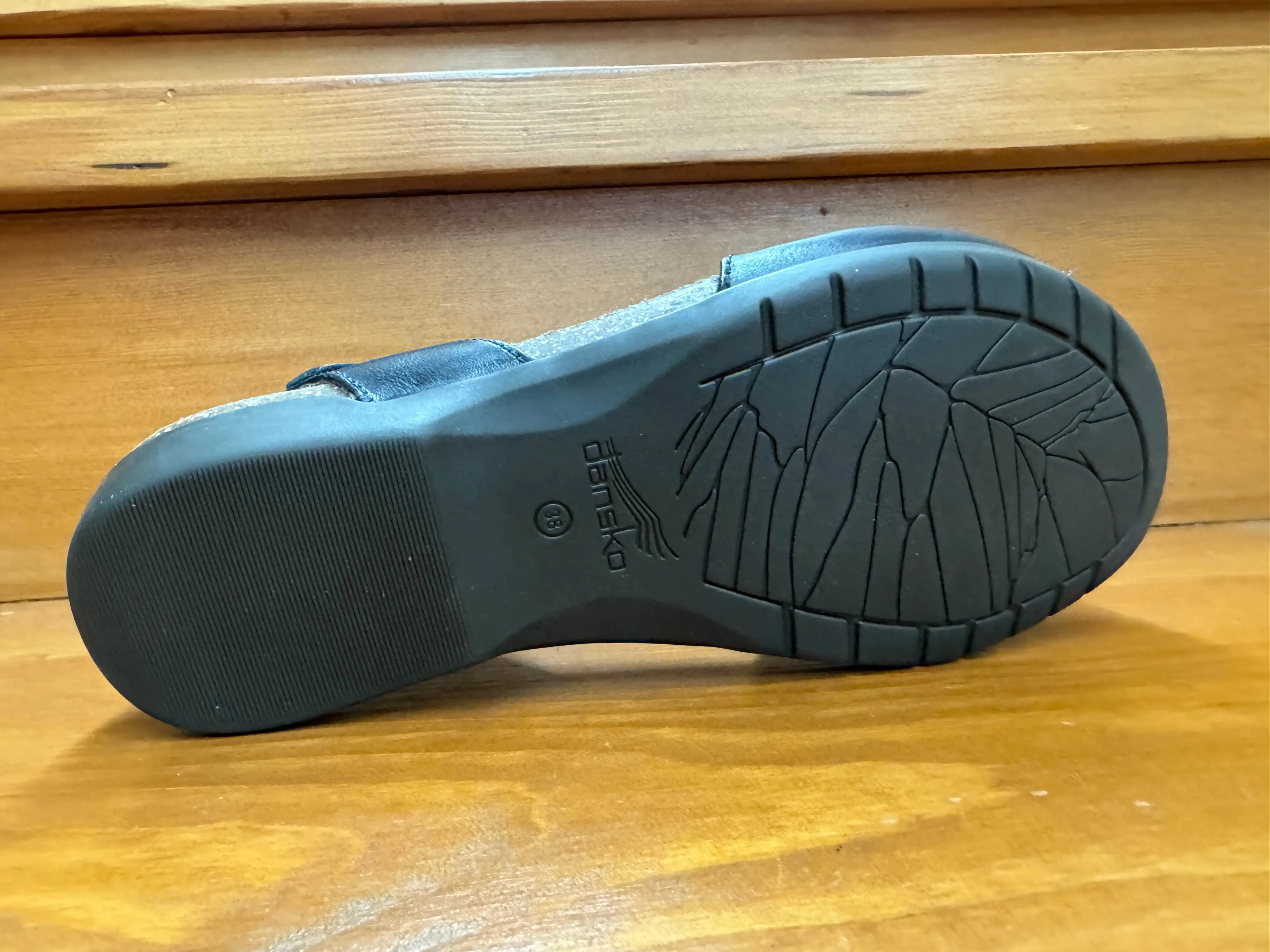 day trip CasualStyle Dansko Rowan Black Waxy