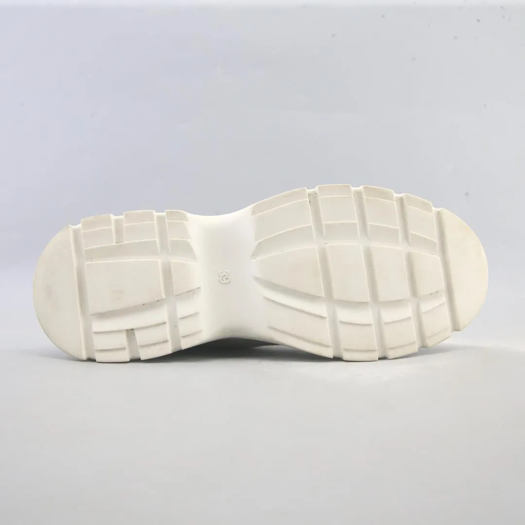 Split Toe Sneakers DIVIDED .