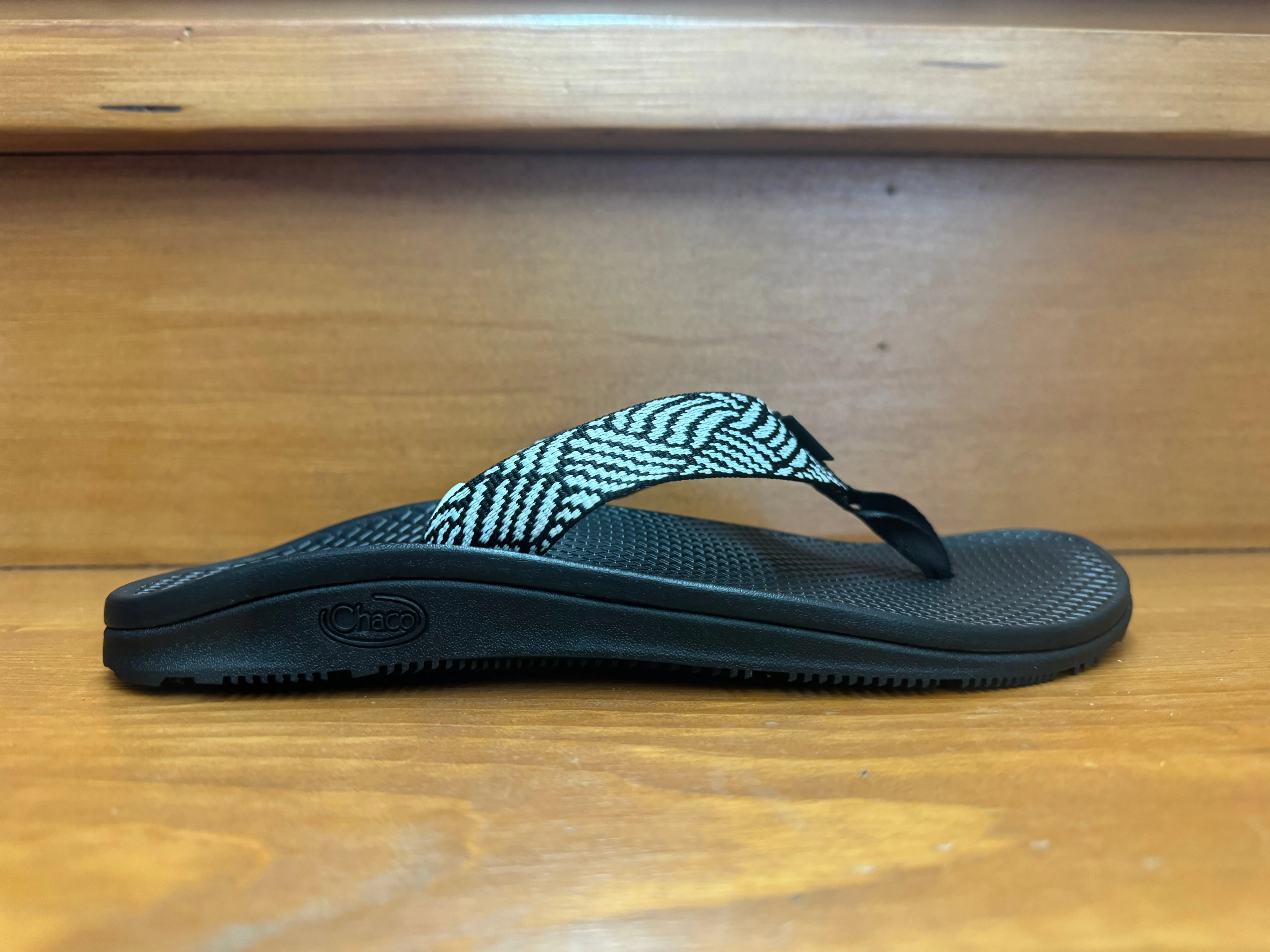 Fashion Forward Chaco Classic flip Everley B&W JCH109700Z